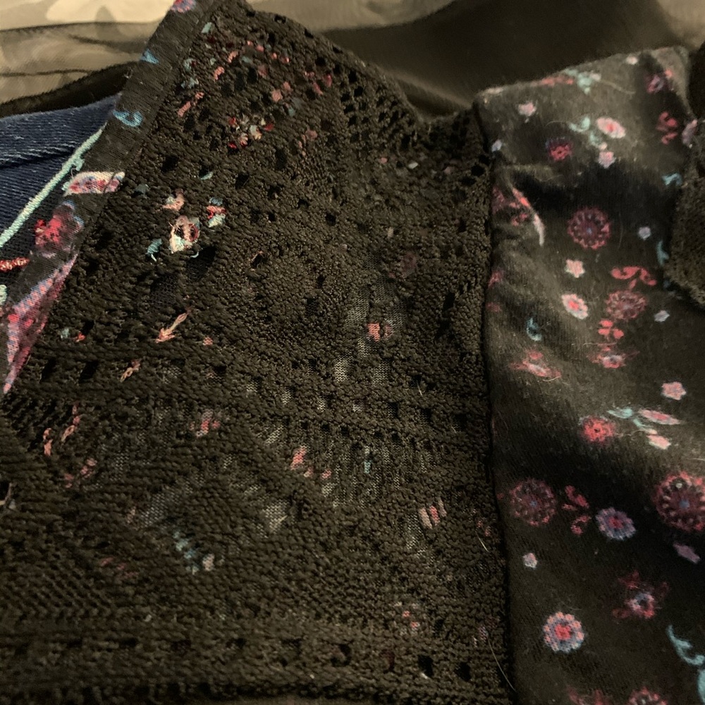 Ladies top - Picture 3 of 3